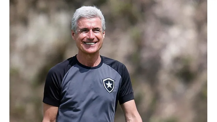 Foto: Vitor Silva/Botafogo/Divulgação - Luís Castro: técnico tem reforço para encarar o Vasco