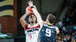 Túlio enfrentando Huertas na decisão do Mundial de Clubes