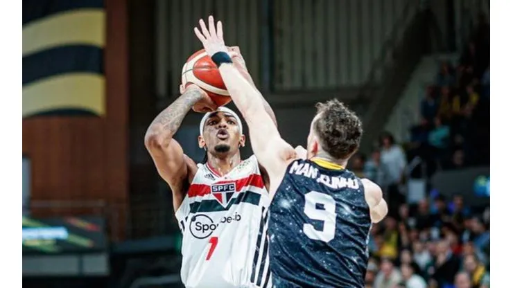 Túlio enfrentando Huertas na decisão do Mundial de Clubes