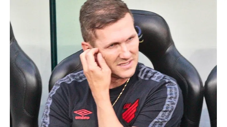 Gabriel Machado/AGIF/ "Foi passado para a diretoria"; Turra é sincero sobre atitude de Jaja em jogo no Athletido-PR.