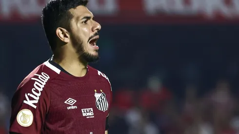 Foto: Marcello Zambrana/AGIF - João Paulo é titular do Santos