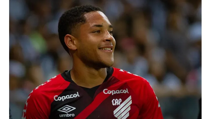 Foto: Fernando Moreno/AGIF - Parceiro de Vitor Roque no Athletico acertou com o Bragantino