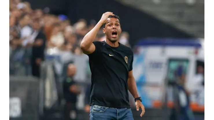 Foto: Marcello Zambrana/AGIF - Fernando Lázaro pode atingir marca expressiva no Corinthians