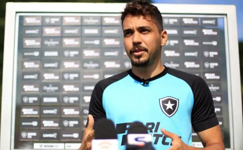 Foto: Vítor Silva/Botafogo/Divulgação – Eduardo: meia do Botafogo atuou no futebol árabe