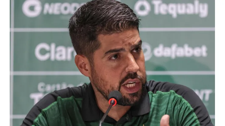 Foto: Robson Mafra/AGIF - António Oliveira: técnico do Coritiba desabafou em entrevista