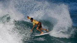 Atual campeão, Filipinho avançou de fase em Pipeline