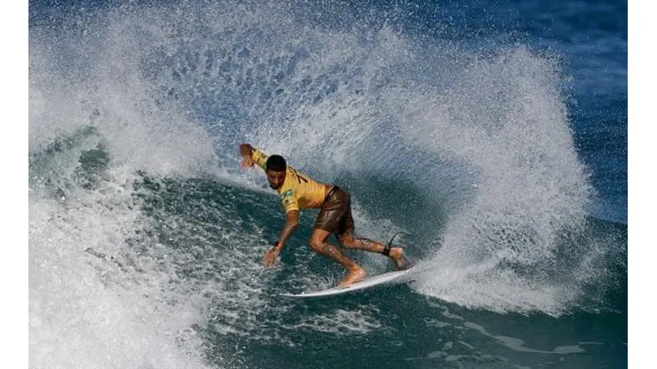 Atual campeão, Filipinho avançou de fase em Pipeline