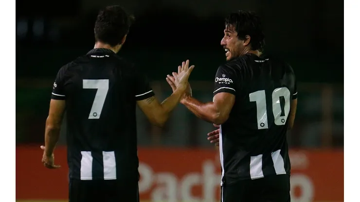 Foto: Vitor Silva/Botafogo - Piazon (à esquerda) vem sendo titular com Luís Castro em 2023