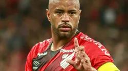 Agif/Gabriel Machado - Thiago Heleno pega gancho