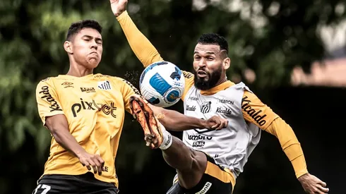 Foto: Ivan Storti/Santos FC - Maranhão (à direita) não teve sucesso no Santos