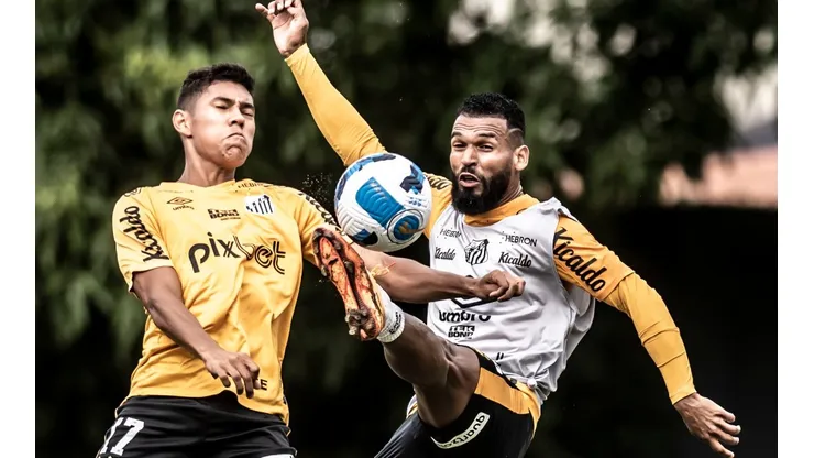 Foto: Ivan Storti/Santos FC - Maranhão (à direita) não teve sucesso no Santos