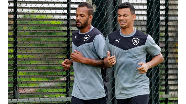 Foto: Vitor Silva/SSPress/Botafogo - Bruno Silva (à esquerda) se envolveu em confusão no Estadual de MG