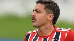 Agif/Marcello Zambrana - Gabriel Neves é protegido pela torcida