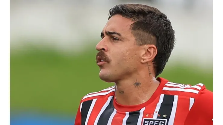 Agif/Marcello Zambrana - Gabriel Neves é protegido pela torcida