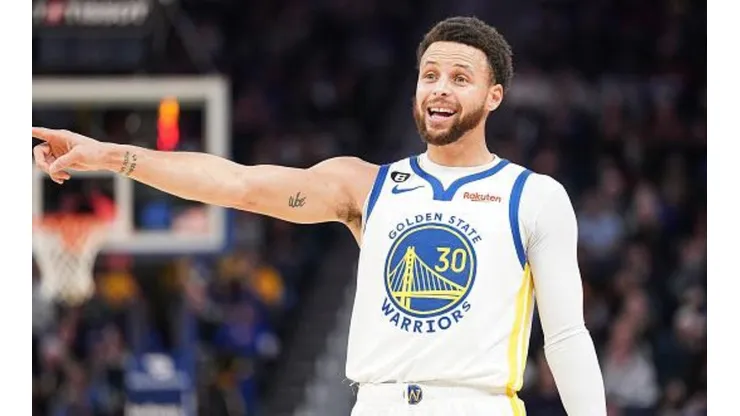 Curry sofre nova lesão na temporada