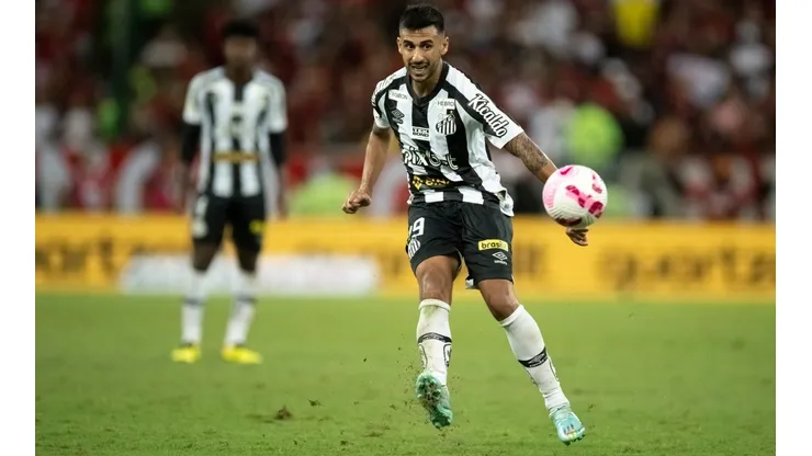 Foto: Jorge Rodrigues/AGIF - Camacho alterna a posição de reserva e titular no Santos