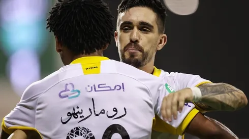 Igor Coronado com Romarinho no Al-Ittihad (Foto: Twitter oficial do Al-Ittihad)