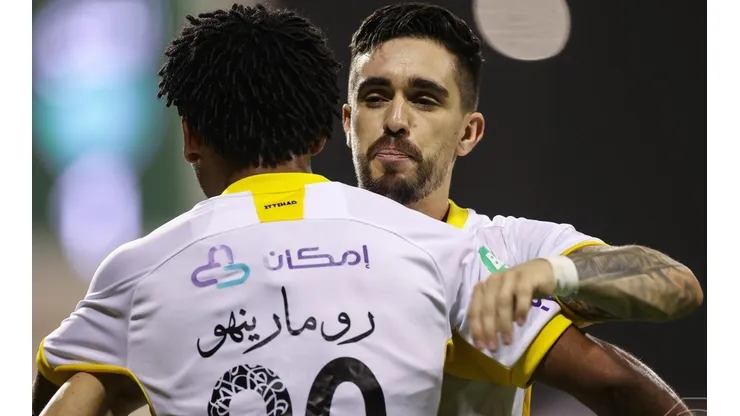 Igor Coronado com Romarinho no Al-Ittihad (Foto: Twitter oficial do Al-Ittihad)