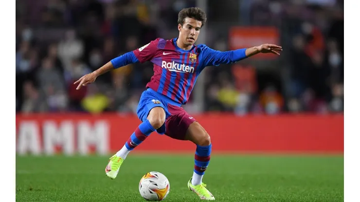 Foto: Alex Caparros/Getty Images - Novo reforço do Goiás jogou com Riqui Puig no Barcelona