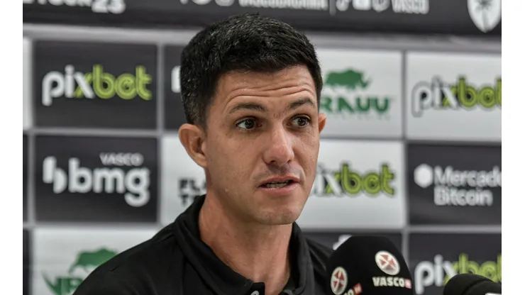 Barbieri destaca evolução do Vasco e aponta ‘culpado’ por isso