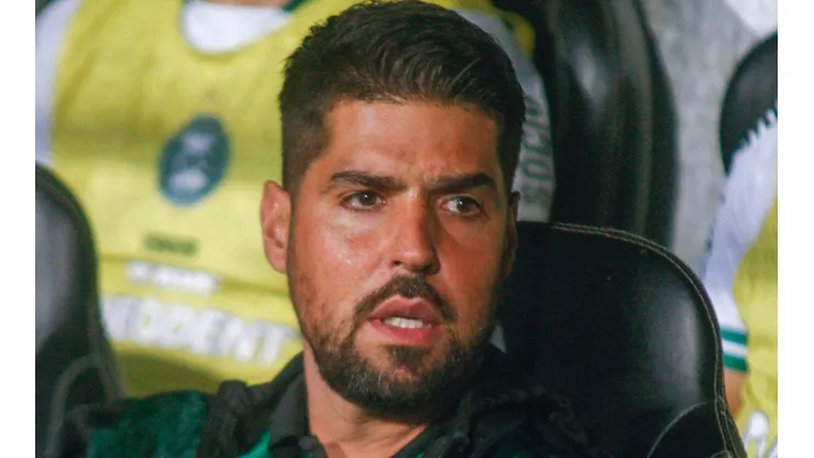 Foto: Gabriel Machado/AGIF - António Oliveira: técnico não conta mais com jogador no Coritiba