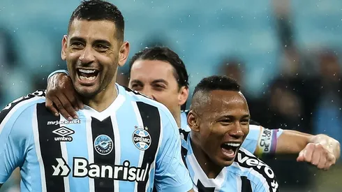 Foto: Pedro H. Tesch/AGIF - Diego Souza, Geromel e Campaz