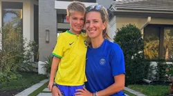 Azarenka ao lado do filho Leo, com o uniforme da Seleção