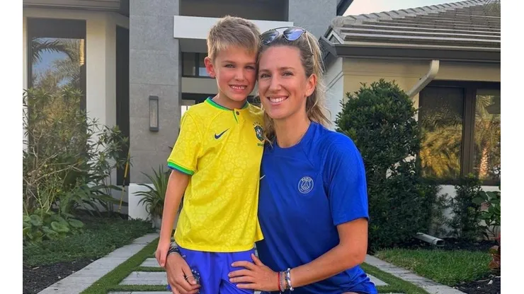 Azarenka ao lado do filho Leo, com o uniforme da Seleção