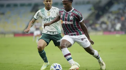 RIO DE JANEIRO, BRAZIL - AUGUST 5: Jhon Kennedy of Fluminense competes for the ball with Marcos Rocha of Palmeiras during the match between Fluminense and Palmeiras as part of Brasileirao Series A 2023 at Maracana Stadium on August 5, 2023 in Rio de Janeiro, Brazil. (Photo by Alexandre Loureiro/Getty Images)