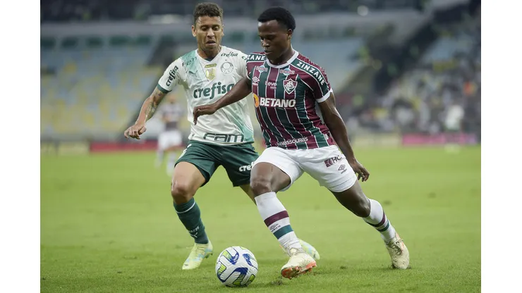 RIO DE JANEIRO, BRAZIL - AUGUST 5: Jhon Kennedy of Fluminense competes for the ball with Marcos Rocha of Palmeiras during the match between Fluminense and Palmeiras as part of Brasileirao Series A 2023 at Maracana Stadium on August 5, 2023 in Rio de Janeiro, Brazil. (Photo by Alexandre Loureiro/Getty Images)
