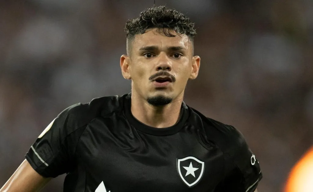 Tiquinho comemorando gol com camisa preta do Botafogo - Foto: Jorge Rodrigues/AGIF