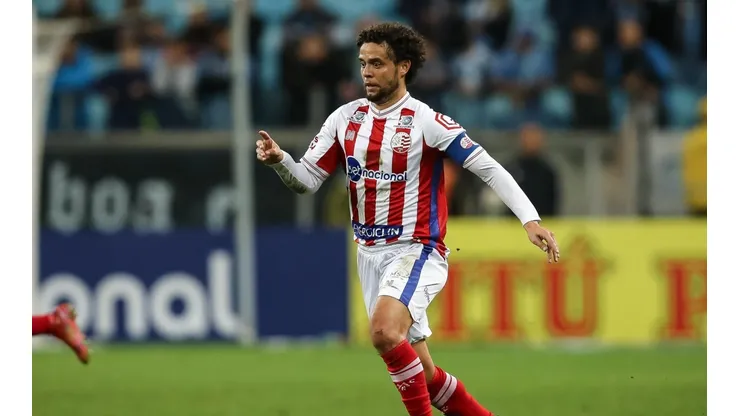 Pedro H. Tesch/AGIF/ Victor Ferraz, Anilson, Denilson e +8; Dado Cavalcantti esboça Náutico para duelo contra o Porto.