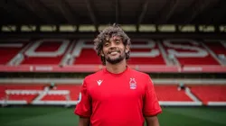 Gustavo Scarpa com a camisa do Nottingham Forest