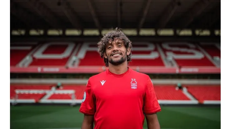 Gustavo Scarpa com a camisa do Nottingham Forest