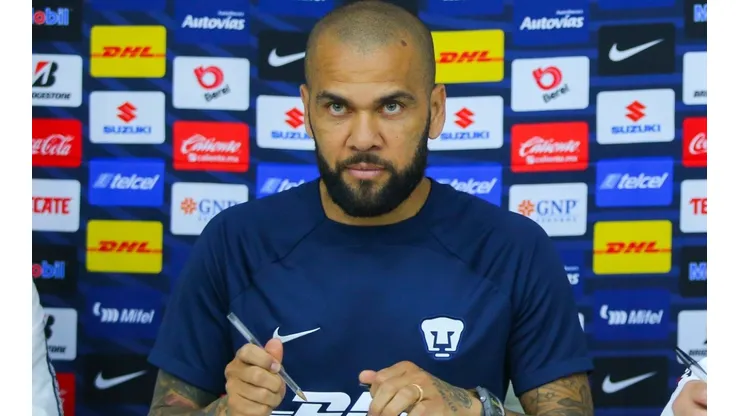 Daniel Alves está preso na Espanha, acusado de crimes sexuais contra uma mulher