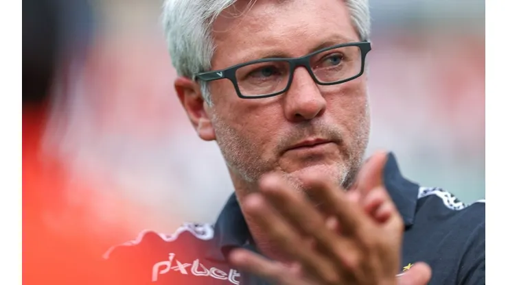 Marcello Zambrana/AGIF. Odair Hellmann tem dor de cabeça para escalar Santos
