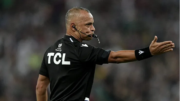 RJ - RIO DE JANEIRO - 24/07/2024 - BRASILEIRO A 2024, FLUMINENSE X PALMEIRAS - O arbitro Wilton Pereira Sampaio durante partida entre Fluminense e Palmeiras no estadio Maracana pelo campeonato Brasileiro A 2024. Foto: Thiago Ribeiro/AGIF