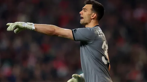 Foto: Catherine Ivill/Getty Images - Léo em ação com a camisa do Lille, da França.