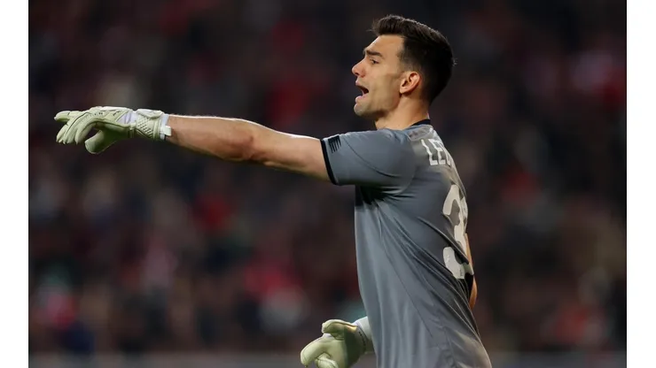 Foto: Catherine Ivill/Getty Images - Léo em ação com a camisa do Lille, da França.