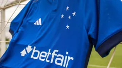 Foto: Divulgação/Betfair - A Raposa estreou no Campeonato Mineiro com a camisa branca estampando um ponto de interrogação no lugar do patrocinador máster.