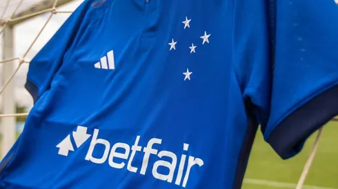 Foto: Divulgação/Betfair - A Raposa estreou no Campeonato Mineiro com a camisa branca estampando um ponto de interrogação no lugar do patrocinador máster.