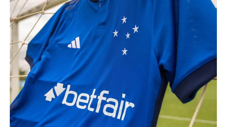 Foto: Divulgação/Betfair - A Raposa estreou no Campeonato Mineiro com a camisa branca estampando um ponto de interrogação no lugar do patrocinador máster.