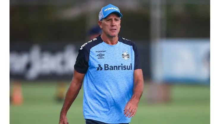 Foto: Lucas Uebel/Grêmio/Divulgação - Renato: técnico entrou em ação nos bastidores