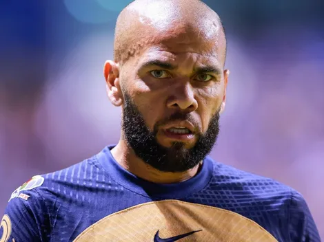 Daniel Alves age como ‘astro’ em presídio e até distribui autógrafos