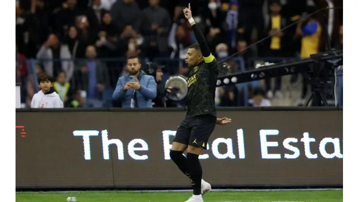 Yasser Bakhsh/Getty Images/ "Não fui avisado..."; Zagueiro 'não se cala' e rebate decisão de Mbappé como capitão no PSG.