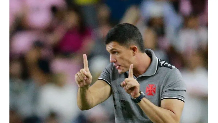Foto: Daniel RAMALHO/VASCO - Maurício Barbieri escala o Vasco