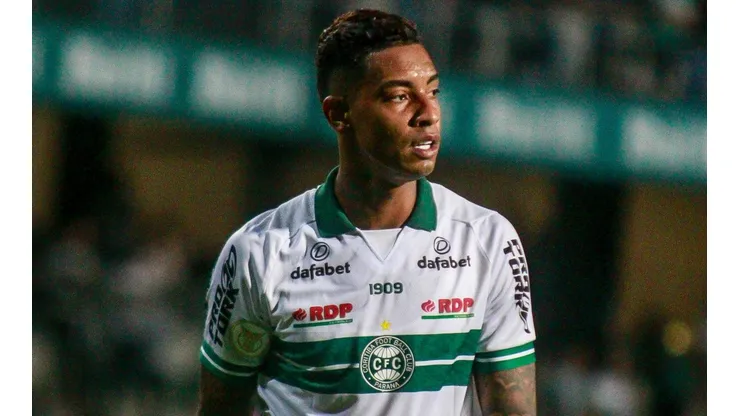 Foto: Gabriel Machado/AGIF - Alef Manga é titular absoluto do Coritiba