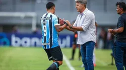 Foto: Lucas Uebel/Grêmio - Renato Gaúcho e Suárez conversam durante a partida