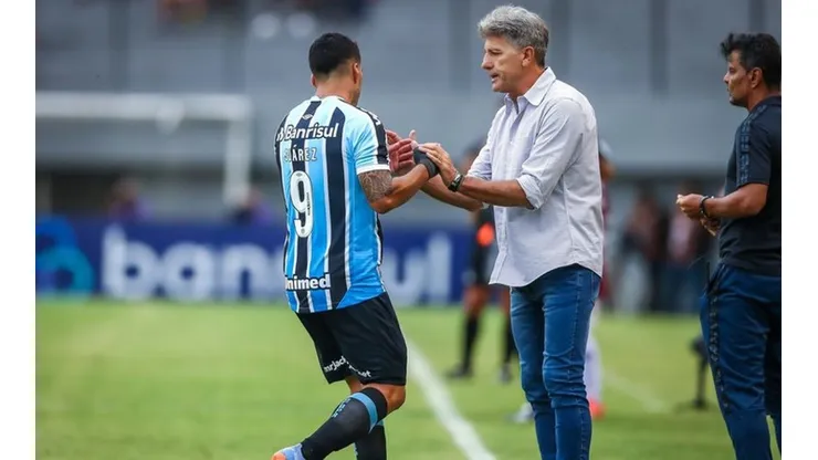 Foto: Lucas Uebel/Grêmio - Renato Gaúcho e Suárez conversam durante a partida