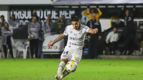 Foto: Fernanda Luz/AGIF - Rodrigo Fernández deve voltar ao Santos contra o São Bernardo